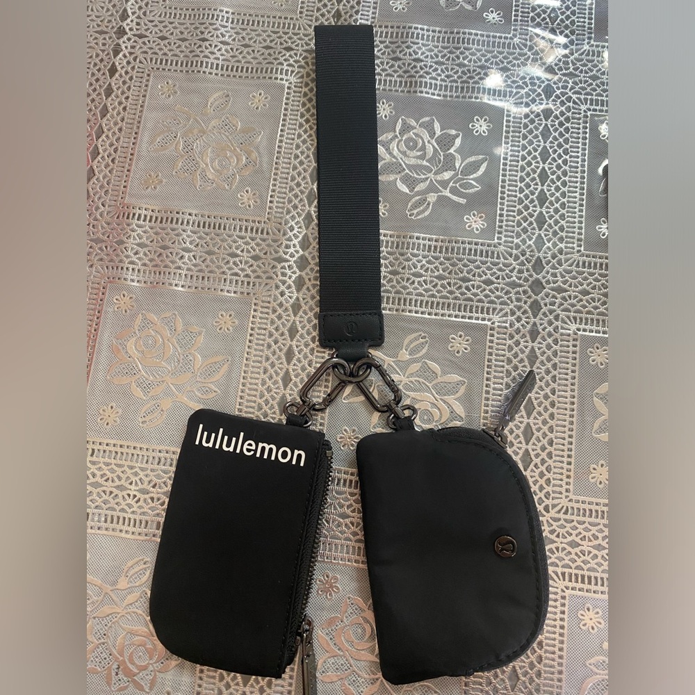 DUAL POUCH WRISTLET BLACK